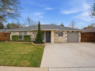 2324 Cripple Creek Drive, Arlington, TX 76014