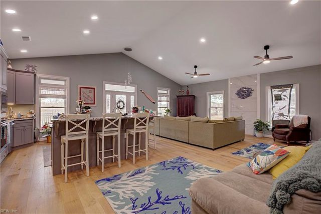 100 Pinetop RD, Topping, VA 23169