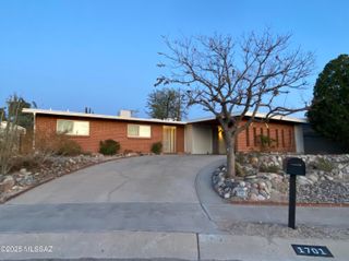 1701 S Palm Springs Circle, Tucson, AZ 85710