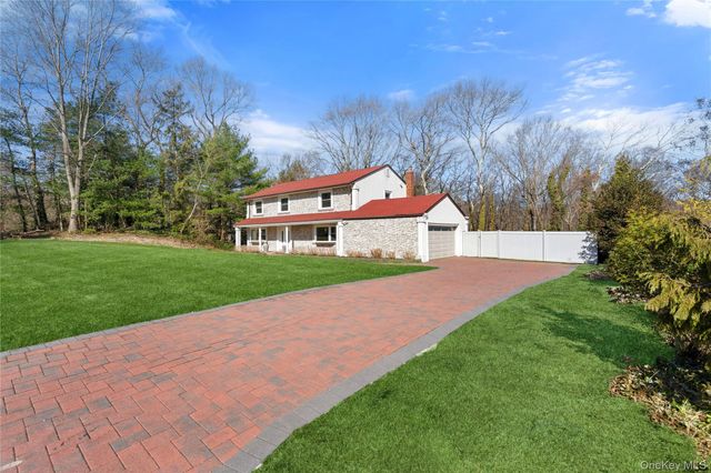 10 Mont Avenue, Dix Hills, NY 11746