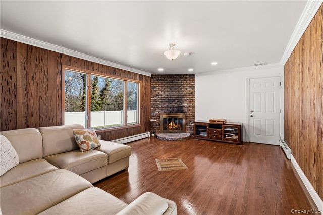 10 Mont Avenue, Dix Hills, NY 11746