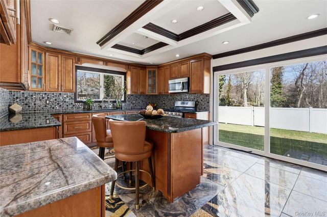 10 Mont Avenue, Dix Hills, NY 11746