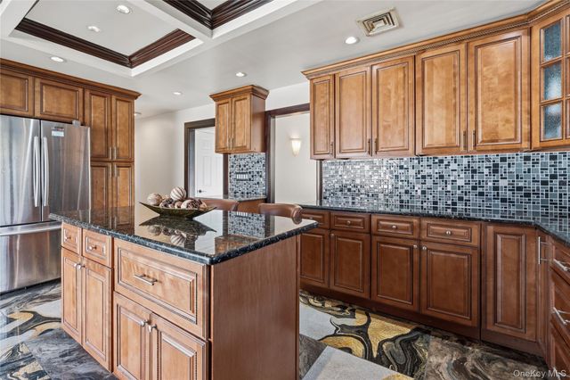 10 Mont Avenue, Dix Hills, NY 11746