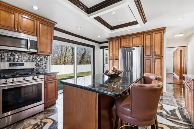 10 Mont Avenue, Dix Hills, NY 11746