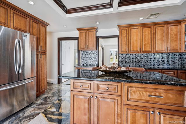 10 Mont Avenue, Dix Hills, NY 11746