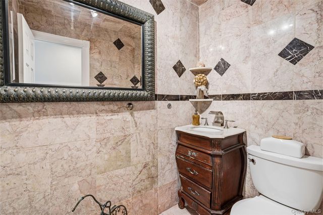 10 Mont Avenue, Dix Hills, NY 11746