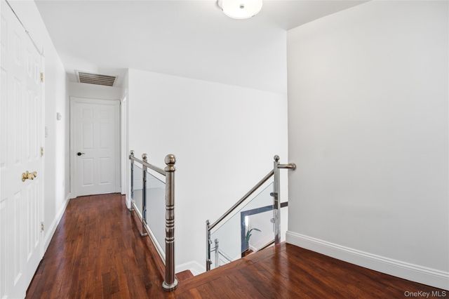 10 Mont Avenue, Dix Hills, NY 11746