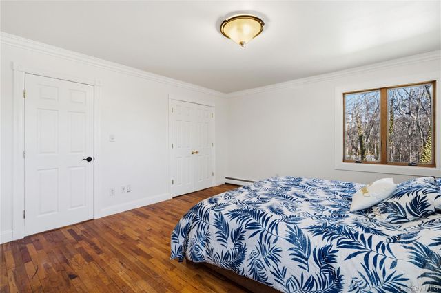 10 Mont Avenue, Dix Hills, NY 11746