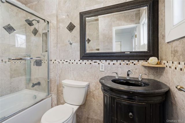 10 Mont Avenue, Dix Hills, NY 11746