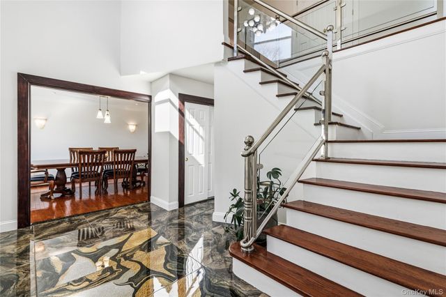 10 Mont Avenue, Dix Hills, NY 11746