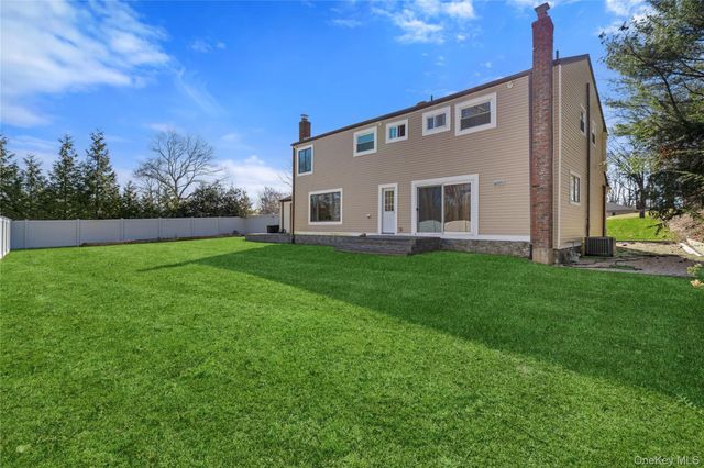 10 Mont Avenue, Dix Hills, NY 11746