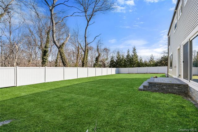 10 Mont Avenue, Dix Hills, NY 11746