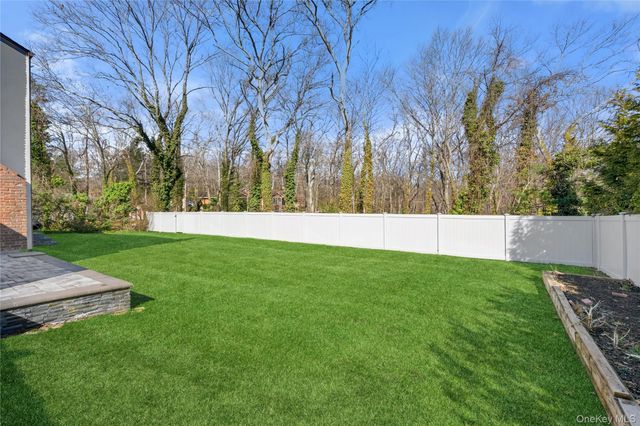 10 Mont Avenue, Dix Hills, NY 11746