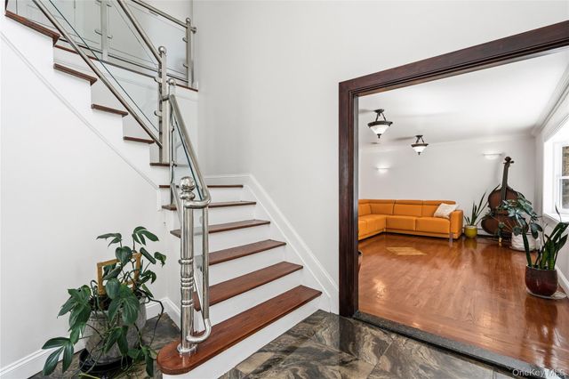 10 Mont Avenue, Dix Hills, NY 11746