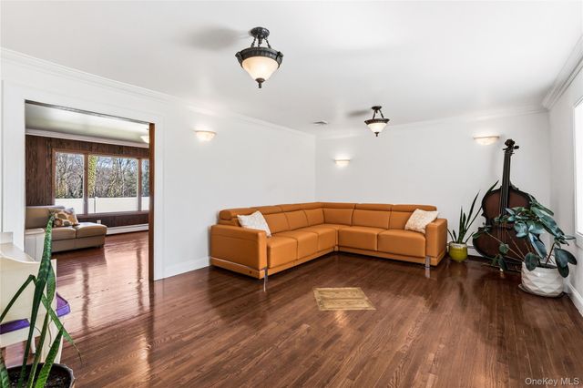 10 Mont Avenue, Dix Hills, NY 11746