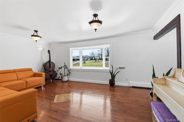 10 Mont Avenue, Dix Hills, NY 11746