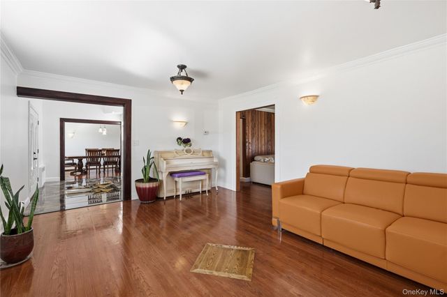 10 Mont Avenue, Dix Hills, NY 11746