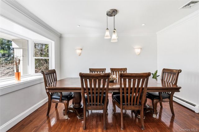 10 Mont Avenue, Dix Hills, NY 11746