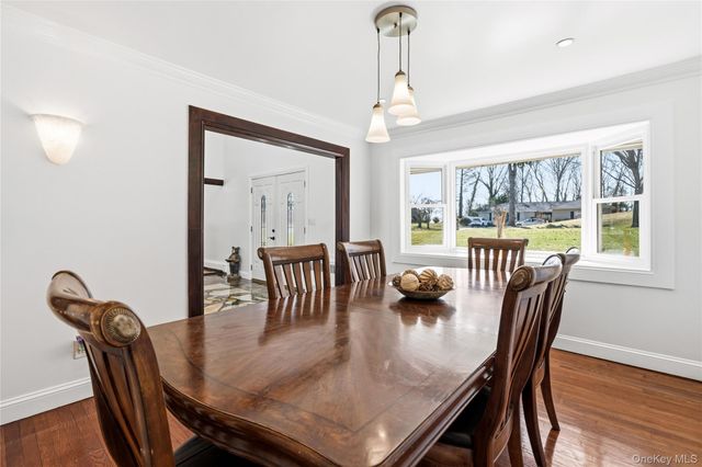 10 Mont Avenue, Dix Hills, NY 11746