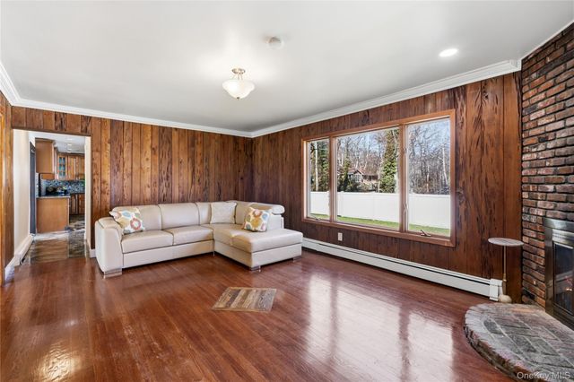 10 Mont Avenue, Dix Hills, NY 11746