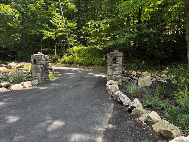 560 Oscawana Lake Road, Putnam Valley, NY 10579