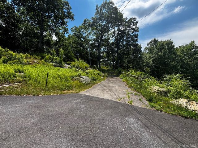 560 Oscawana Lake Road, Putnam Valley, NY 10579