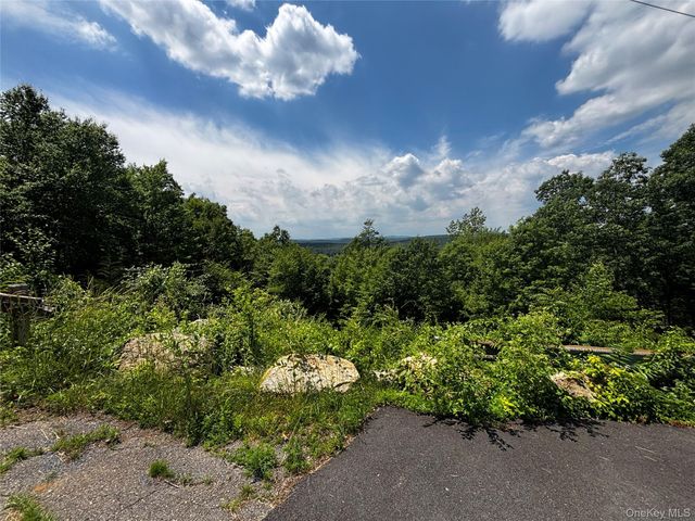 560 Oscawana Lake Road, Putnam Valley, NY 10579