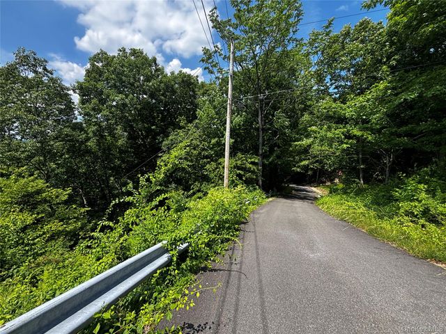 560 Oscawana Lake Road, Putnam Valley, NY 10579