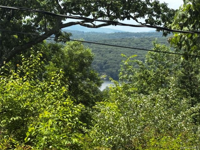 560 Oscawana Lake Road, Putnam Valley, NY 10579
