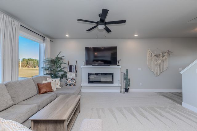 6914 SE 7th Avenue, Pleasant Hill, IA 50327