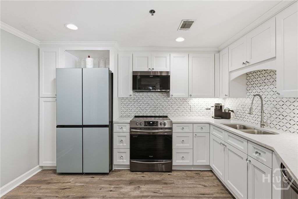 Image 10 of property listing at 700 Wilmington Island Road 404, Savannah, GA 31410