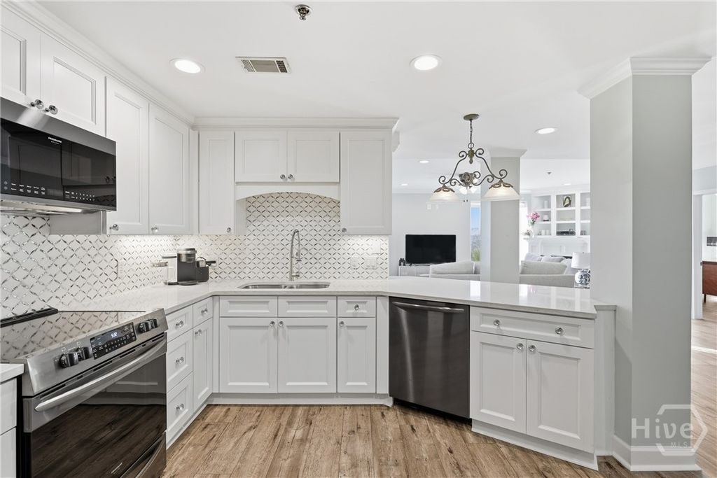 Image 11 of property listing at 700 Wilmington Island Road 404, Savannah, GA 31410