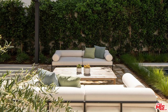 12040 Maxwellton Road, Studio City, CA 91604