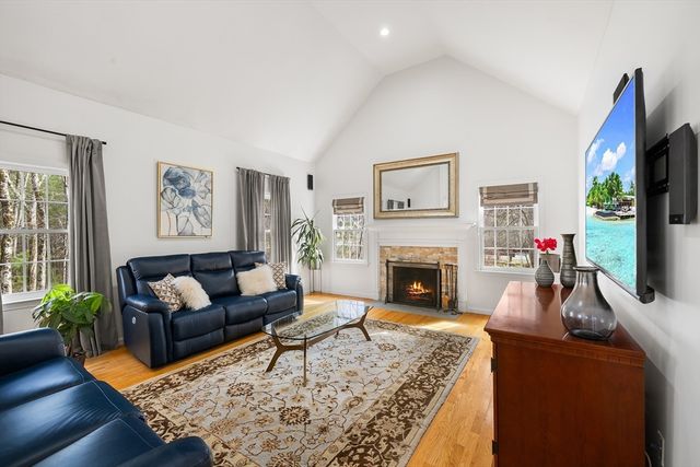 557 Acorn Park Dr 557, Acton, MA 01720