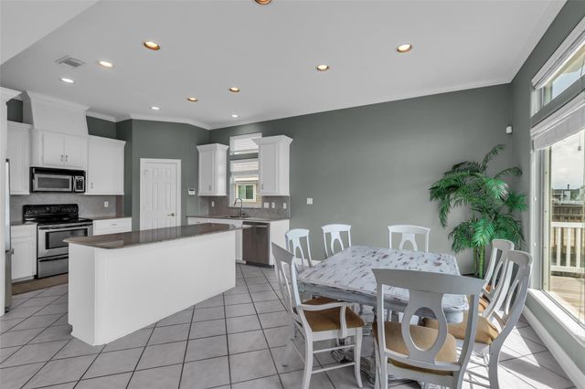 1323 Wahini Street, Tiki Island, TX 77554