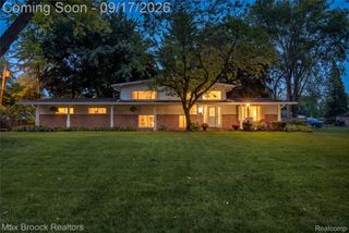 1752 Middle Trail Road, Commerce Charter Township, MI 48390