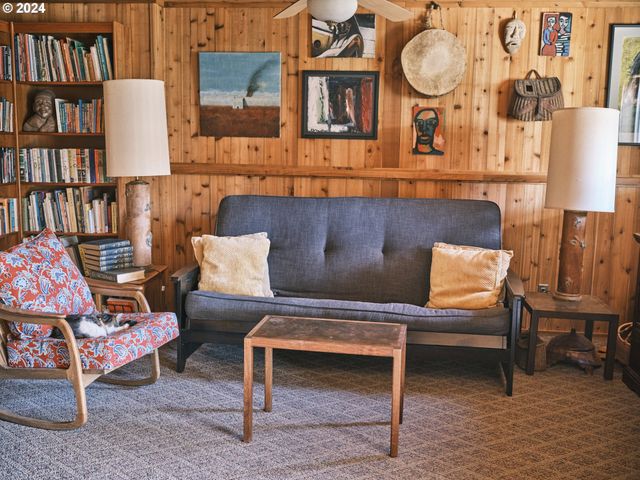 511 ELROD Ave, Maupin, OR 97037