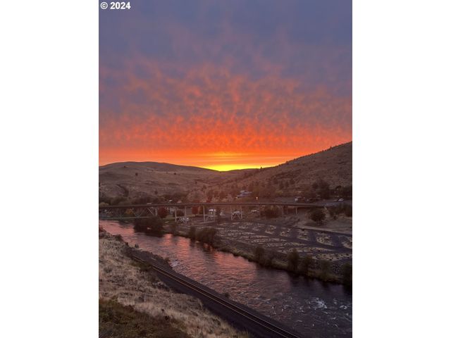 511 ELROD Ave, Maupin, OR 97037