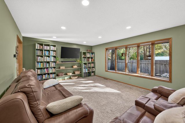 1712 89th Avenue N, Brooklyn Park, MN 55444