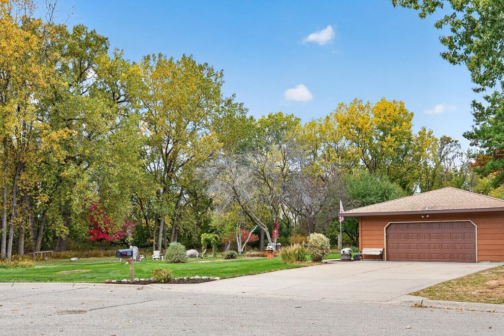 1712 89th Avenue N, Brooklyn Park, MN 55444