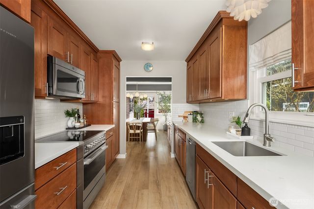 7710 32nd Avenue NE, Seattle, WA 98115