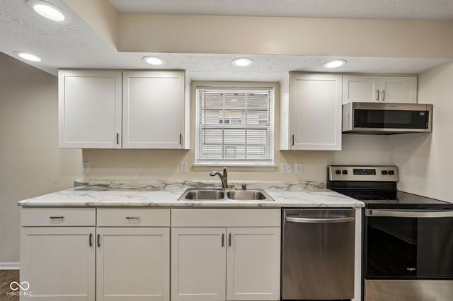 525 Paradise Way E C, Greenwood, IN 46143