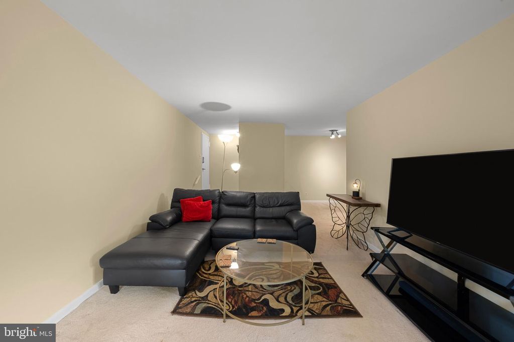 Image 10 of property listing at 11222 CHERRY HILL RD #202, Beltsville, MD 20705