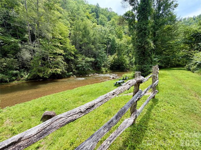 1156 Bear River Lodge Trail, Marshall, NC 28753