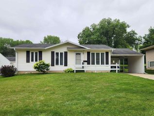 1745 Carriage Hill Drive, Waterloo, IA 50701