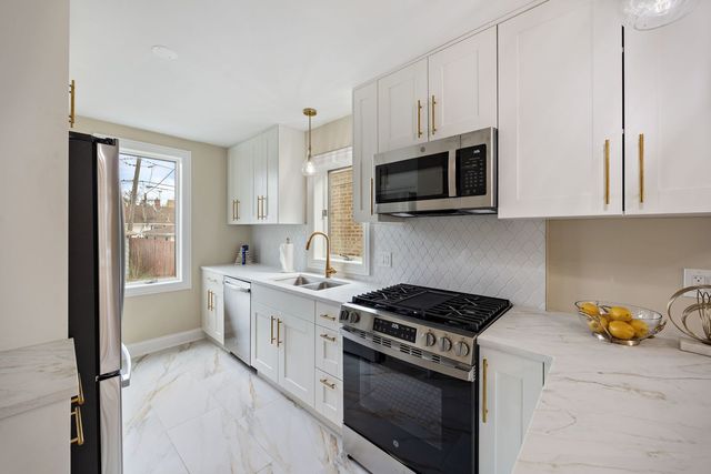 1941 N New England Avenue, Chicago, IL 60707