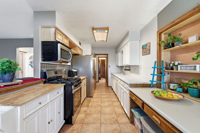 10012 Clearwater Court NW, Albuquerque, NM 87114