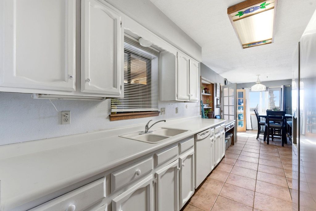 Image 15 of property listing at 10012 Clearwater Court NW, Albuquerque, NM 87114
