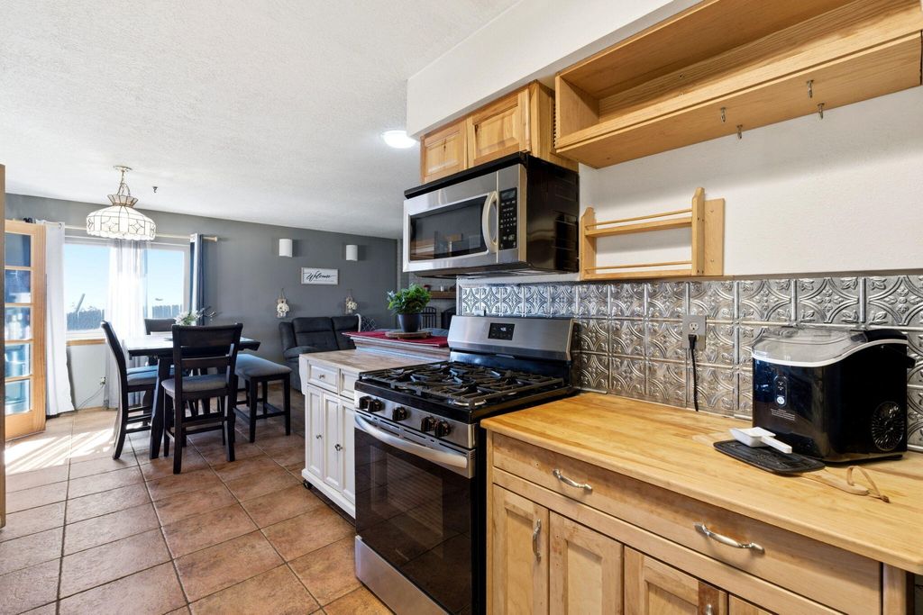 Image 16 of property listing at 10012 Clearwater Court NW, Albuquerque, NM 87114