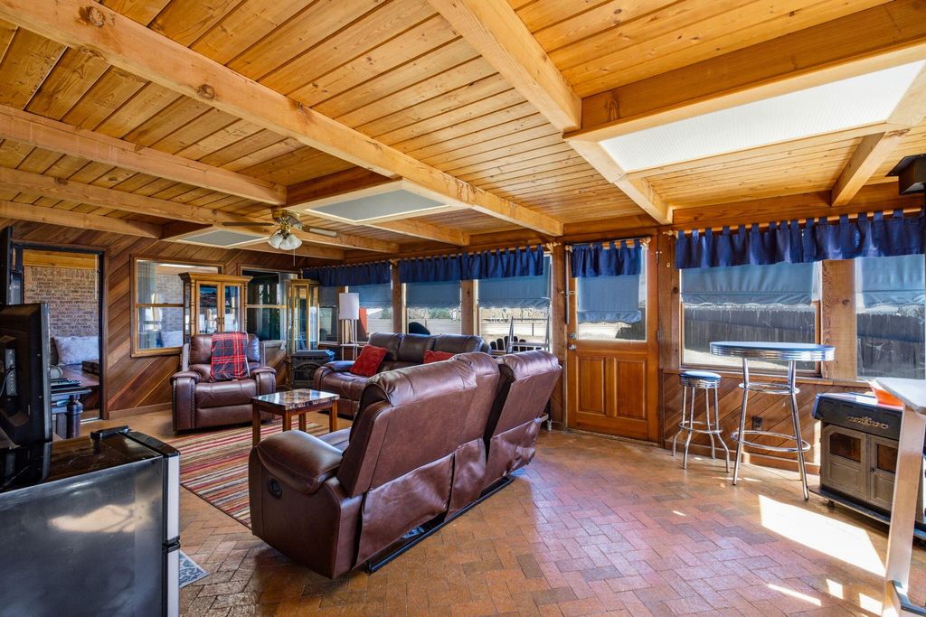 Image 17 of property listing at 10012 Clearwater Court NW, Albuquerque, NM 87114